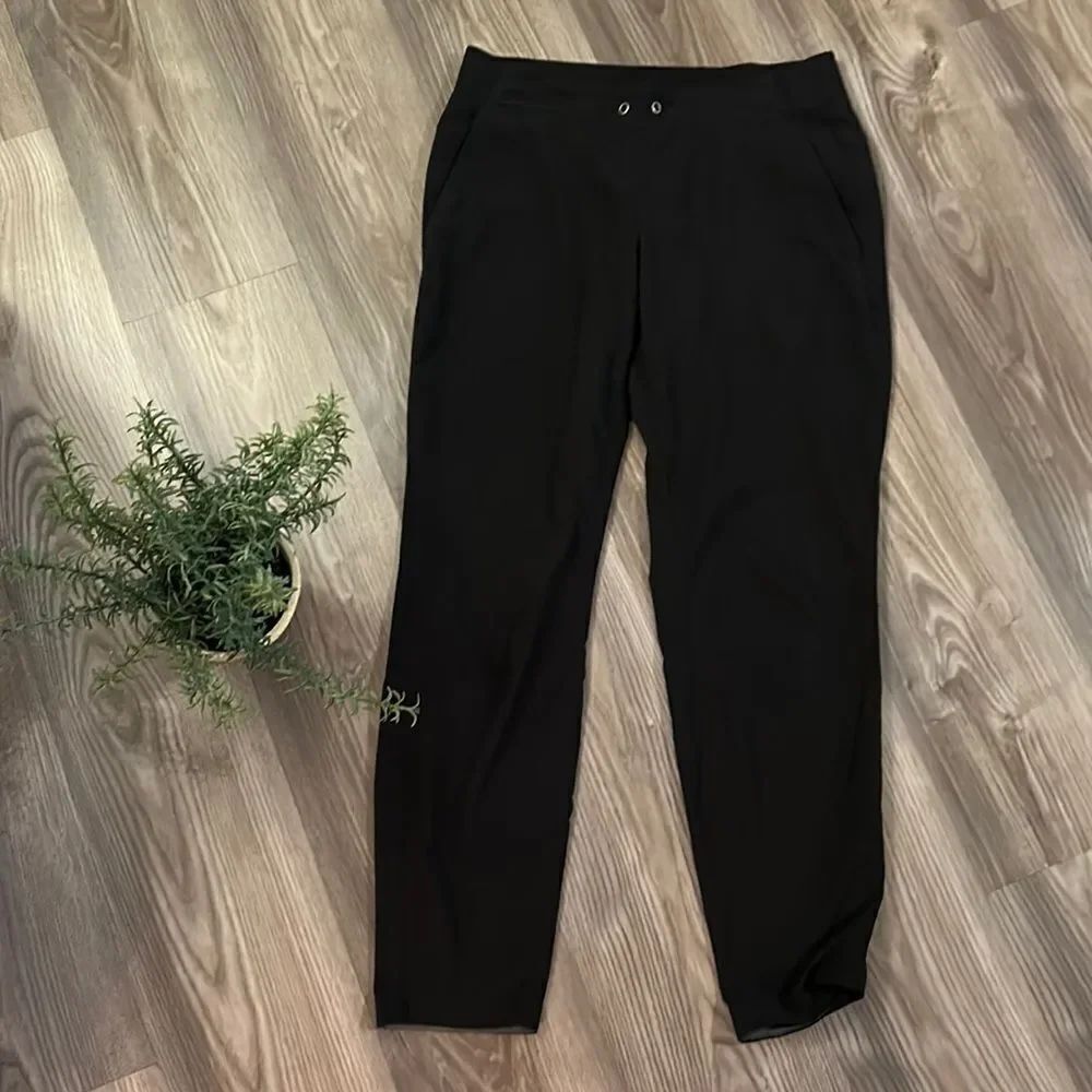 ATHLETA BLACK LIGHTWEIGHT JOGGERS WITH POCKETS SIZE 6 EUC